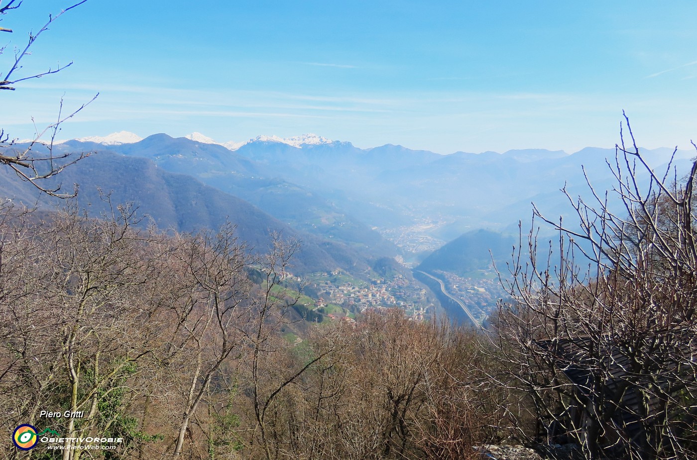 46 Vista panoramica verso la conca di Zogno e le Prealpi .JPG